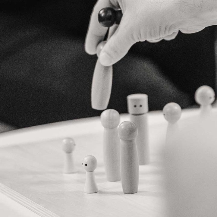 Mitte Mensch - Zentrum für Systemische Therapie - Psychotherapie 1020 Wien - Systembrett - Familienbrett - Erstgespräch